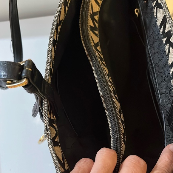 MICHAEL KORS JET SET BEIGE/BLACK SIGNATURE CANVAS AND LEATHER LOGO TOTE BAG - Picture 6 of 12